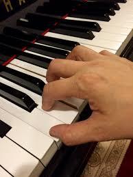 ピアノを弾く手